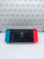 Nintendo Switch V2 con accesorios y Mario Odyssey, detalle