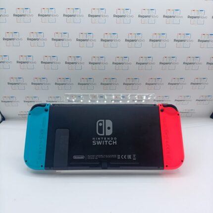 Nintendo Switch V2 con accesorios y Mario Odyssey, detalle