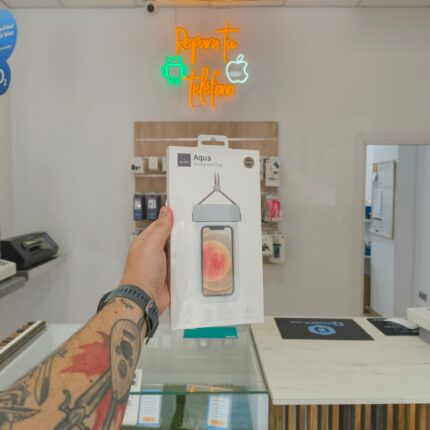 Funda acuática WIWU sumergible para móvil, en su envase