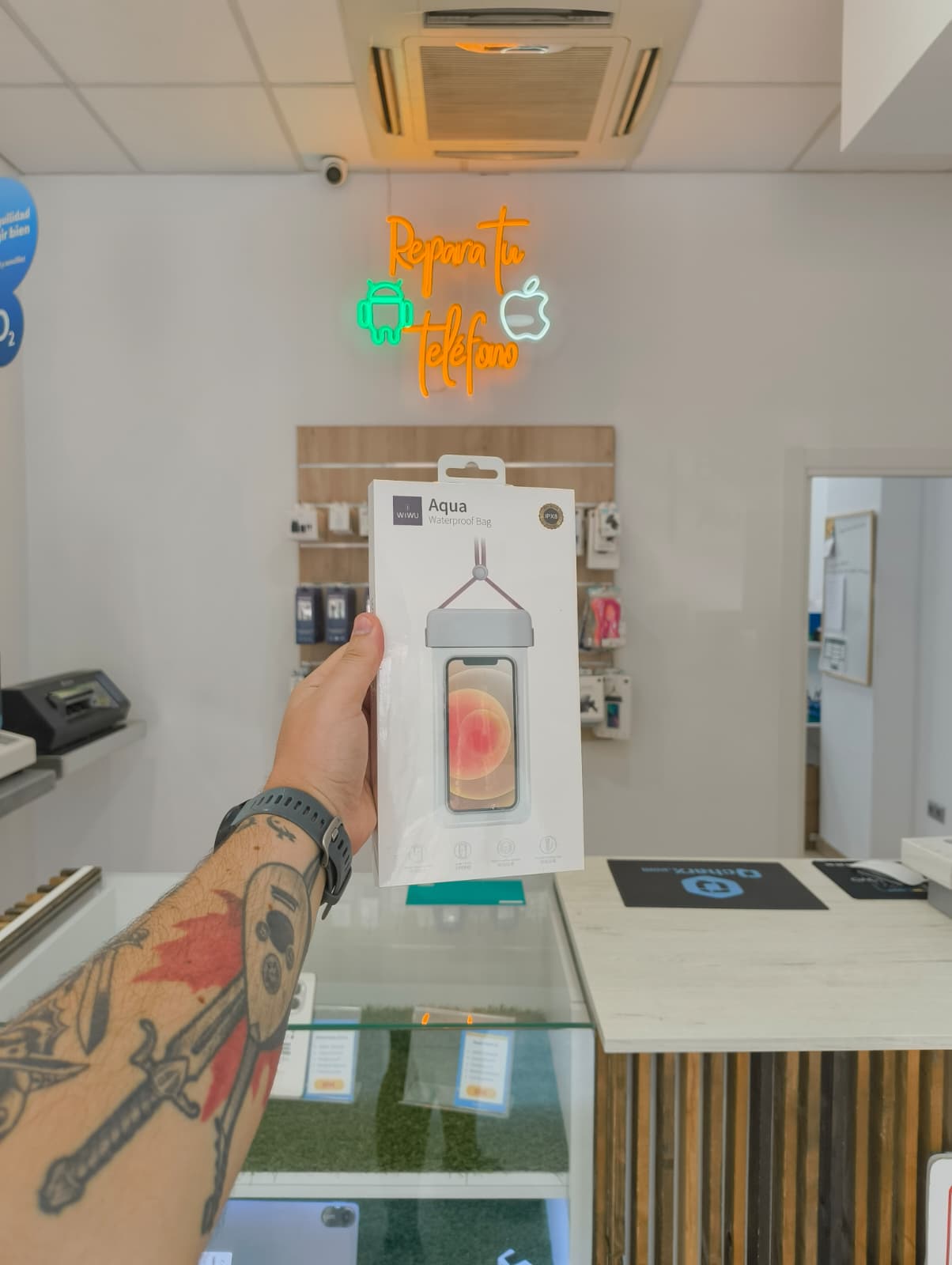 Funda acuática universal WIWU para móvil Funda acuática WIWU sumergible para móvil, en su envase