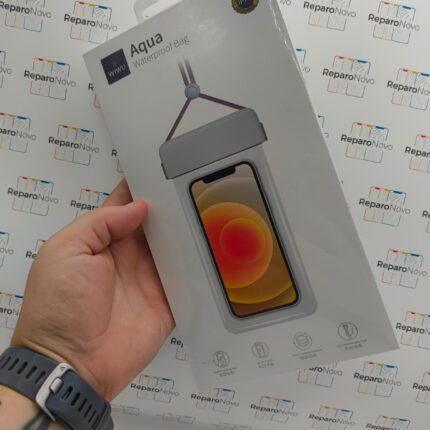 Funda acuática WIWU con el móvil dentro y cordón para el cuello