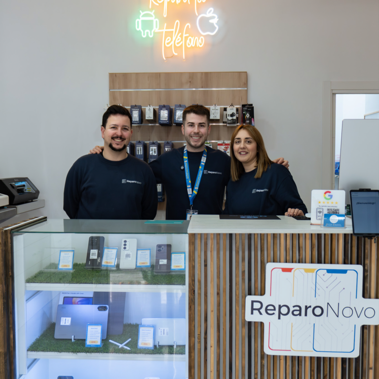 Equipo de ReparoNovo en su tienda de Priego de Córdoba