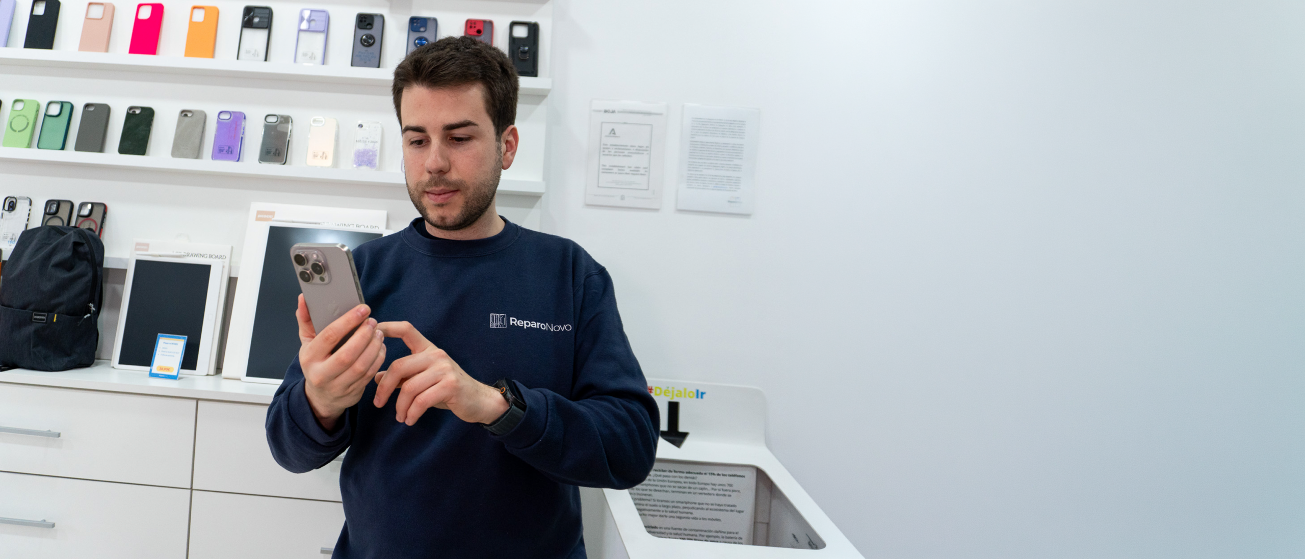 iPhone reacondicionado sostenido en la mano tras pasar la revisión técnica de ReparoNovo