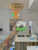 Cargador Belkin BoostCharge de 75W visto desde el frontal con sus conectores