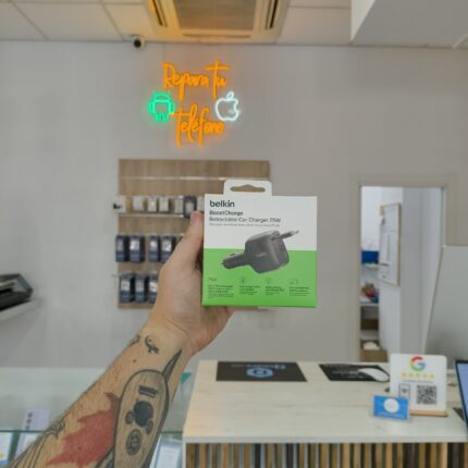 Cargador Belkin BoostCharge de 75W visto desde el frontal con sus conectores