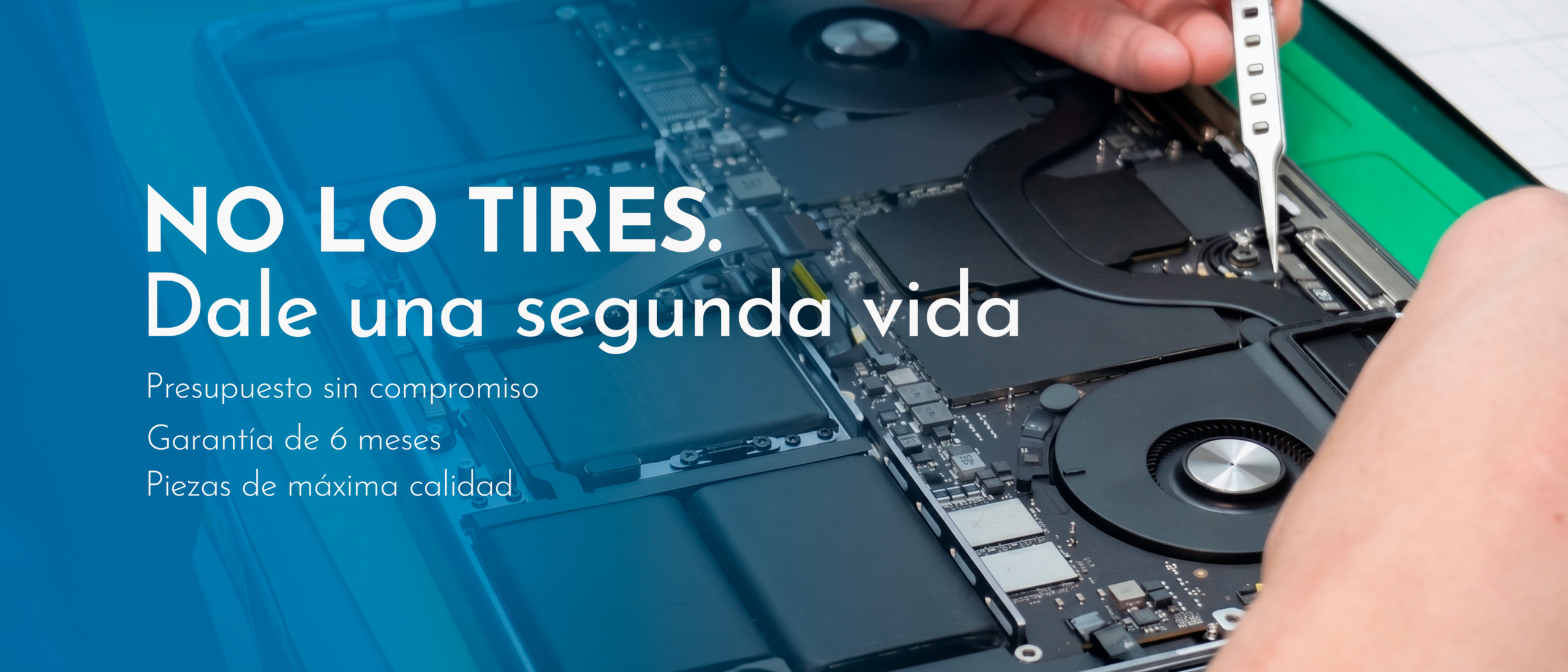Técnico de ReparoNovo trabajando en la reparación de un dispositivo en Priego de Córdoba