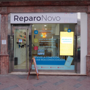 Fachada de la tienda ReparoNovo en Av. de España 29, Priego de Córdoba