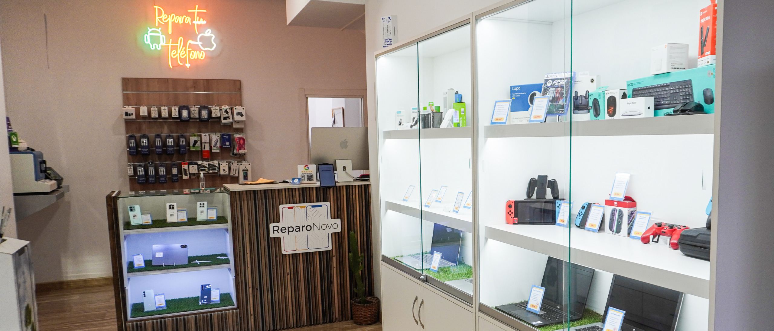 Interior de la tienda ReparoNovo en Priego de Córdoba con accesorios y zona de atención